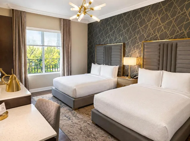 غرفة بسرير كوين بإطلالة على الحديقة، Chateau Grande Hotel 1/3