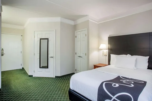 غرفة بسرير مزدوج لذوي الإعاقة، La Quinta Inn & Suites by Wyndham Melbourne Viera 1/9