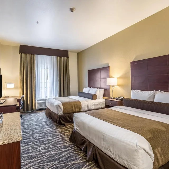 غرفة بسرير كوين لذوي الإعاقة، Cobblestone Inn & Suites at UW Stout Downtown Menomonie 1/6