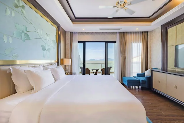 جناح جونيور بسرير كينج بإطلالة على البحر بشرفة، Renaissance Hoi An Resort & Spa 1/2