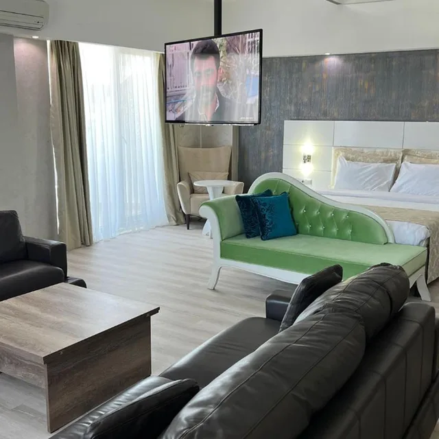 جناح بشرفة، MOX Hotel 7/10