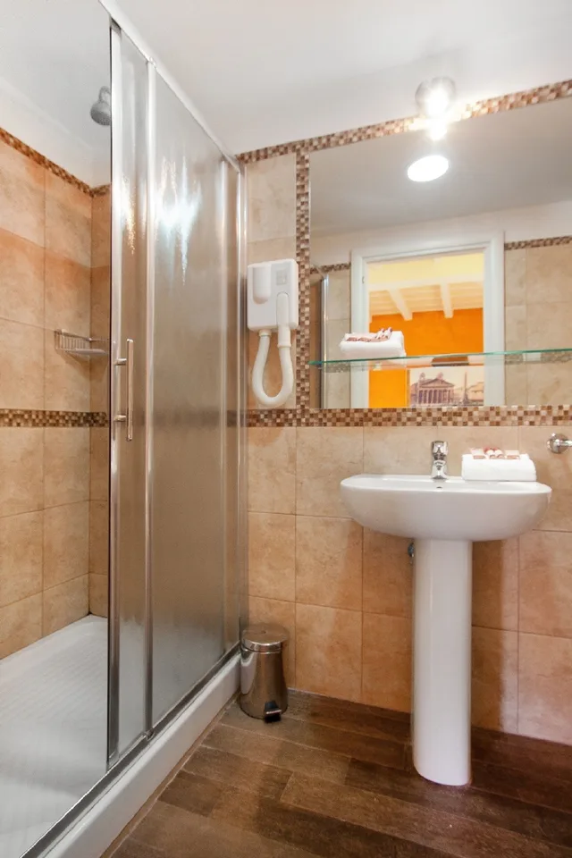 غرفة رباعية، Pantheon Inn 4/4