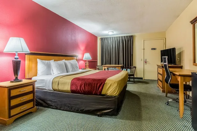 غرفة قياسية بسرير كينج، Econo Lodge Whiteville, NC 1/9