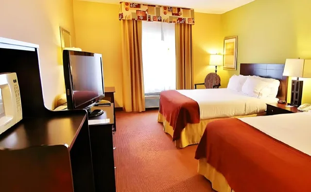 غرفة بسريرين كوين مع أريكة، Greentree Inn Suites In Pinetop 2/3
