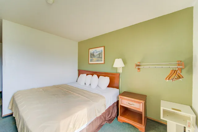 غرفة بسرير كوين للمدخنين، Capital O Amerihost Inn and Suites Kingdom City Hwy 54 MO 1/5