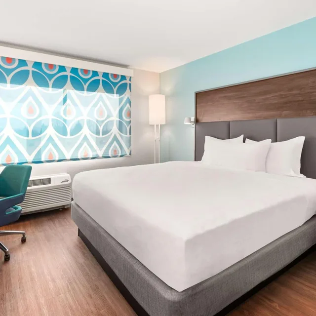 غرفة بسرير كينج بحوض استحمام لذوي الإعاقة، Tru by Hilton Portland Airport, OR 1/1