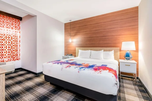 جناح بسرير كينج بغرفة نوم واحدة، La Quinta Inn & Suites by Wyndham Oklahoma City Airport 1/3