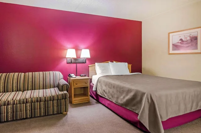 غرفة قياسية بسرير كوين مع أريكة، Rodeway Inn Hesston, KS 5/10
