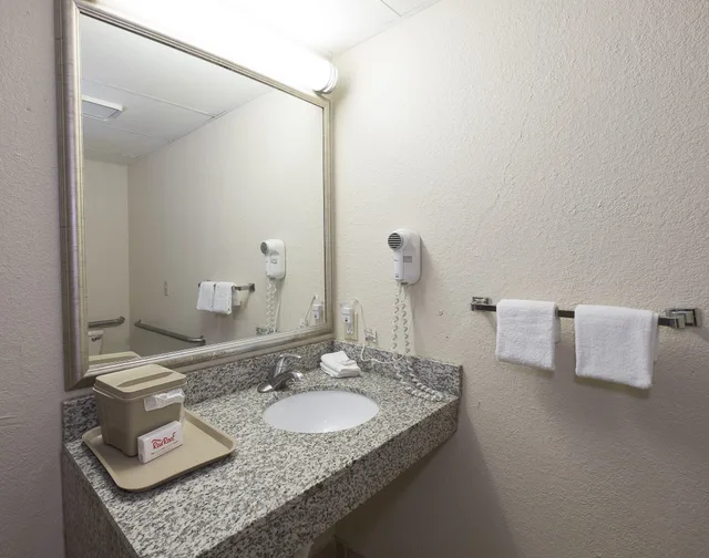 غرفة سوبيريور بسرير كينج للمدخنين، Red Roof Inn Hartford - Vernon 5/5
