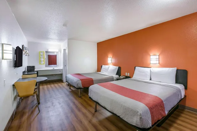 2 Queen Beds - Mobility Accessible Ri Shwr، Motel6 Dothan, AL 3/9