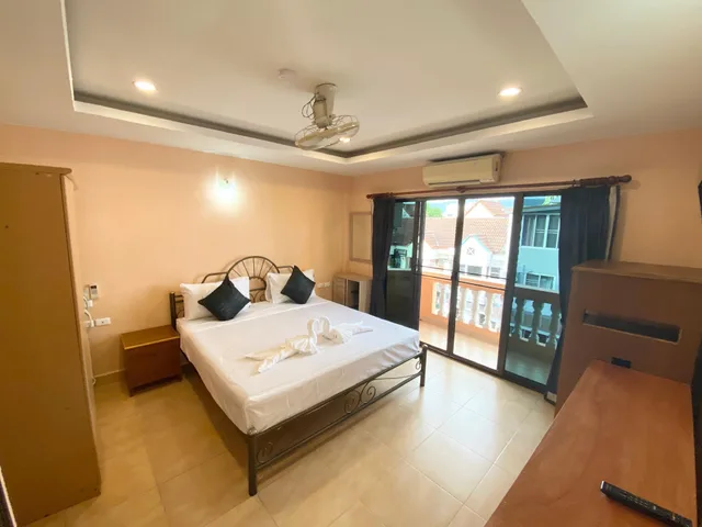 غرفة ديلوكس بسرير كينج بشرفة، Zen Rooms Soi Paradise Patong 2/2