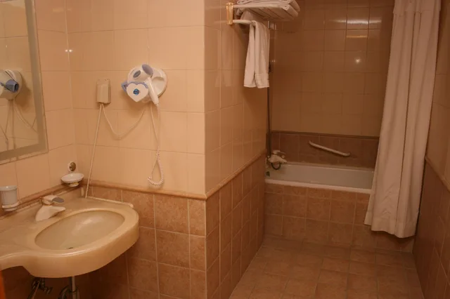 غرفة ديلوكس بسريرين منفصلين وسرير كينج وسرير فردي، Hotel Samwon Plaza 2/2