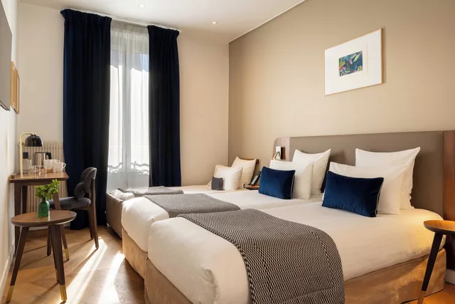 غرفة كلاسيكية ثلاثية بسرير كوين مع أريكة، Europe Hotel Paris Eiffel 1/5