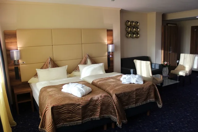 غرفة قياسية بسرير مزدوج أو سريرين منفصلين، GRAND HOTEL EMPIRE FRANKFURT 1/2