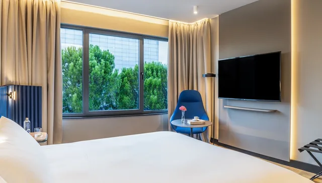 غرفة سوبيريور بسرير كوين مع أريكة، Pullman Madrid Airport and Feria Hotel 7/10
