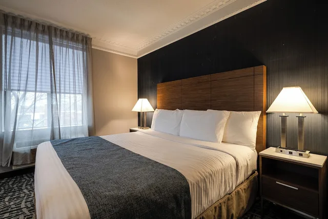جناح فاخر بسرير كينج بحوض جاكوزي، Monte Carlo Inn Toronto West Suites 2/10