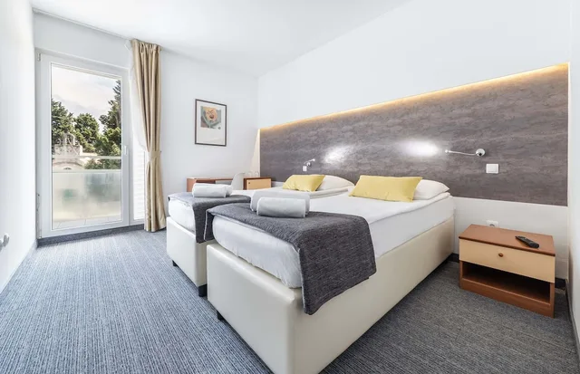 غرفة اقتصادية بثلاثة أسرّة بشرفة، Hotel Punta Vodice 5/10
