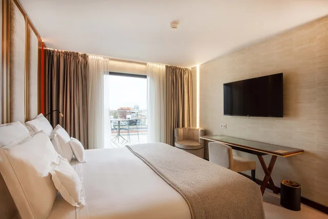 Superior, King Bed, Balcony, Wine And Books Porto Hotel 3/5