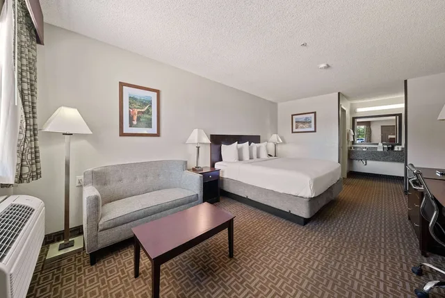 غرفة بسرير كينج للمدخنين، Days Inn by Wyndham Round Rock 2/3