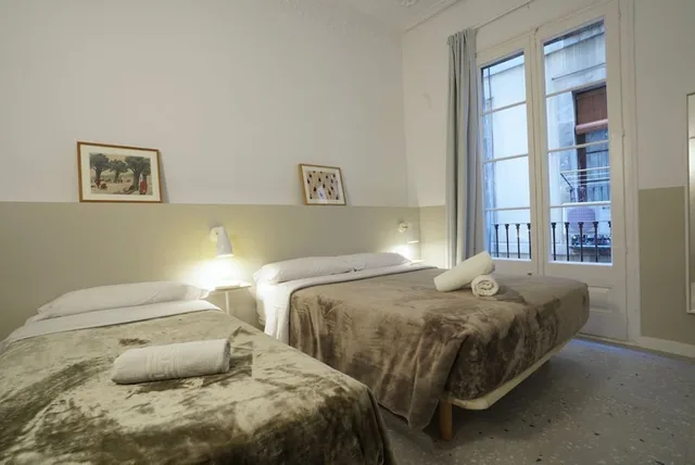 غرفة كومفورت ثلاثية بسرير مزدوج وسرير فردي، Hostal Hera 1/2