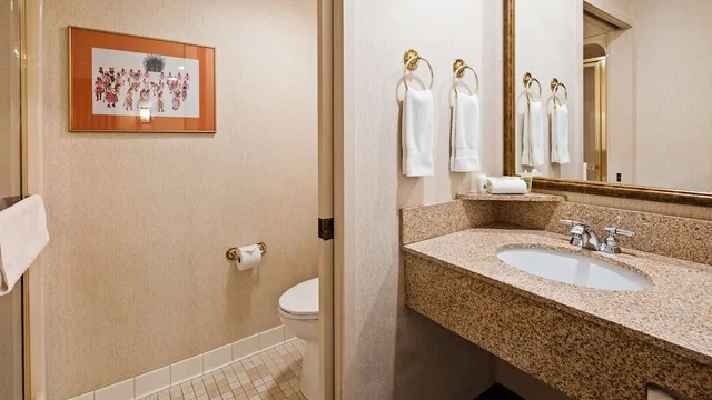 جناح بسرير كوين مع أريكة، Inn at Santa Fe, SureStay Collection by Best Western 2/2