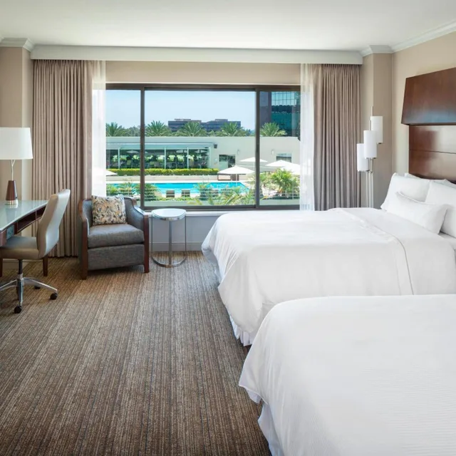 غرفة تقليدية بسريرين كوين، The Westin South Coast Plaza 2/7