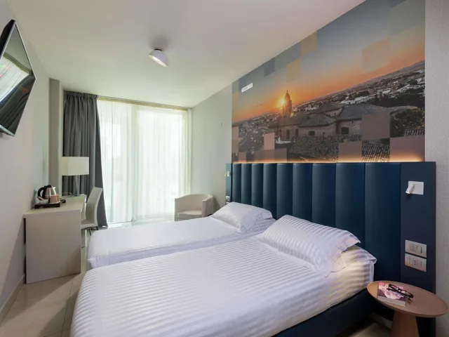 Classic, Twin Beds, Side Sea View, Balcony, MERCURE RIMINI ARTIS 4/10