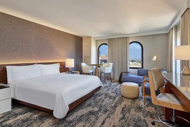 غرفة بريميوم بسرير كينج بإطلالة على المدينة بشرفة، Westin Gaslamp Quarter 1/8