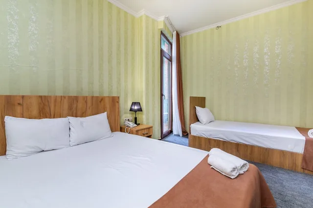 Standard, Triple, 1 Queen and 1 Single Bed, Courtyard View, Balcony, HOTEL MARLYN 1/5