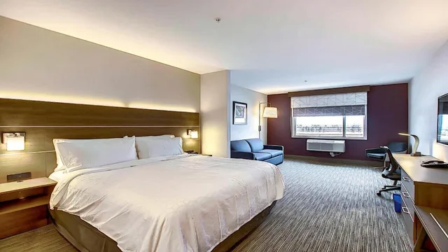 Standard, King Bed, Accessible, Holiday Inn Express Suites Calgary Airport Trail Ne 2/4