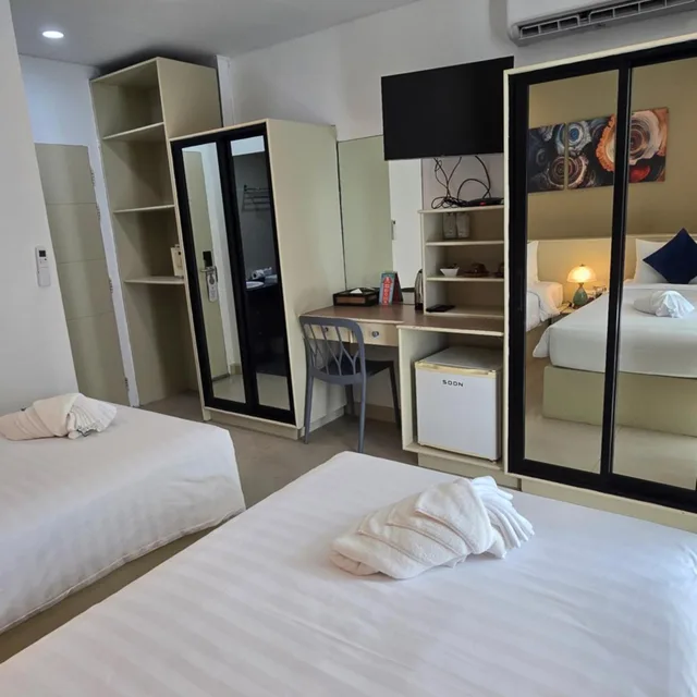 غرفة سوبيريور بسرير كينج بإطلالة على البحر بشرفة، MODERN LIVING HOTEL 7/10