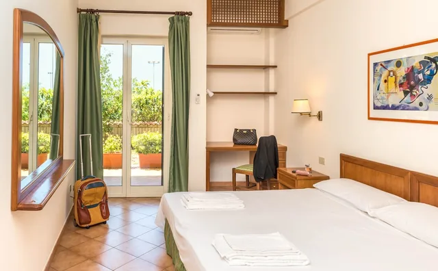 Family, Queen and Twin Beds, Baia Del Sole 2/7