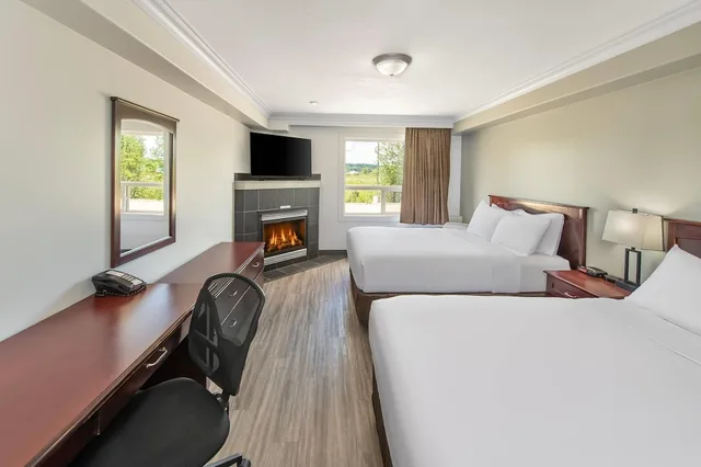 Efficiency, 2 Queen Beds، Quality Inn & Suites Whitecourt 2/9
