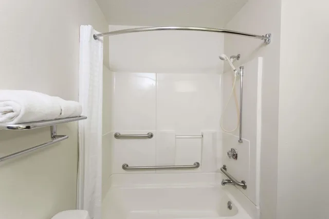 غرفة بسرير كوين لذوي الإعاقة، Super 8 By Wyndham Germantown/Milwaukee 6/6