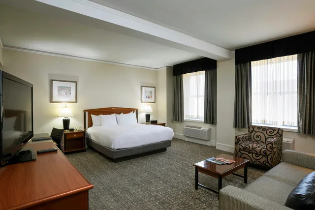 جناح استوديو بسرير كينج، Hilton Cincinnati Netherland Plaza 2/4