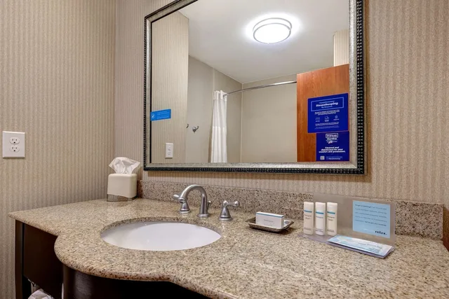 Suite, King Bed, Hampton Inn Victoria 6/7