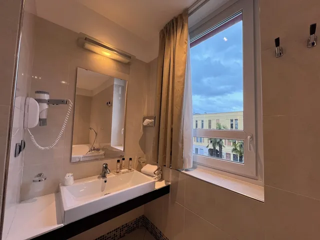 جناح جونيور بسرير كينج، Hotel Master 8/10
