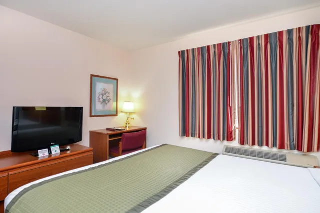 غرفة سوبيريور بسرير كوين يُسمح فيها بالحيوانات الأليفة، Travelodge Suites By Wyndham Newberg 2/5
