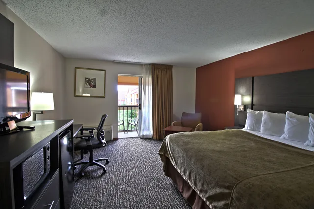 غرفة بريميير بسرير كينج بشرفة، Chicago Club Inn & Suites 3/7