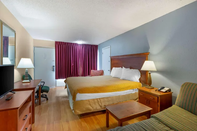 Upgrade, King Bed, Smoking، Rodeway Inn Colonial Heights I-95 1/3