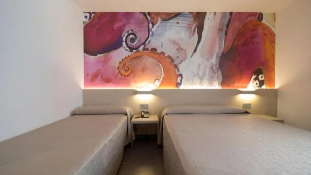 غرفة ثلاثية بإطلالة على المسبح، Hotel Riviera Santa Susanna 1/1