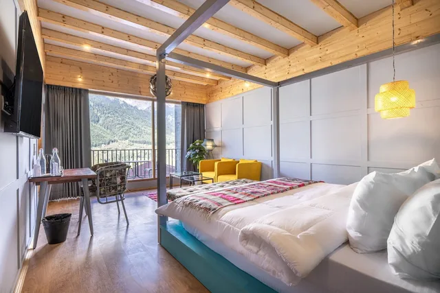 غرفة عائلية بسرير كينج وسرير مزدوج بإطلالة على الجبل بشرفة بغرفتي نوم، Echor Himalayan Heights Luxe Manali 1/7