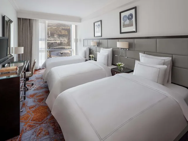 غرفة كلاسيكية ثلاثية بثلاثة أسرّة بإطلالة على المدينة، فندق مكة سويس أوتيل(Swissotel Makkah) 4/9