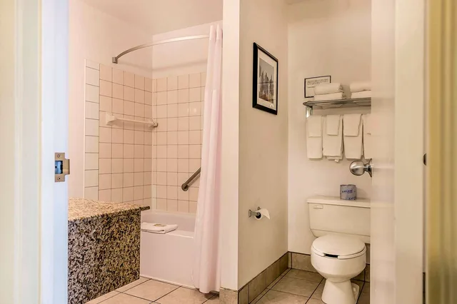 جناح بسرير كينج، Quality Inn & Suites Hawkesbury 3/4