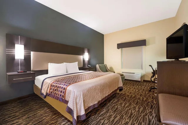 غرفة ديلوكس بسرير كينج، Best Western Bradbury Inn & Suites 5/9