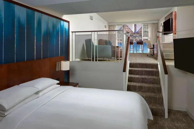 Guest Room, King Bed, Stadium View, Sofa, Large، Toronto Marriott City Centre Ex Renaissance Toronto Hotel 1/3
