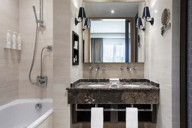 جناح جونيور بسرير كينج مع أريكة، Skopje Marriott Hotel 4/5