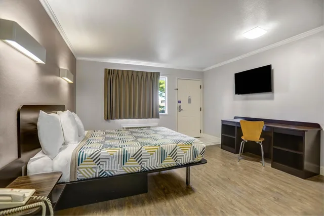 1 Queen Bed Mobility Accessible Tub Nsmk, Motel6 Lodi, CA 5/7