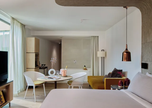 Extra Me, Junior Suite, Twin Beds, ME Barcelona 1/3