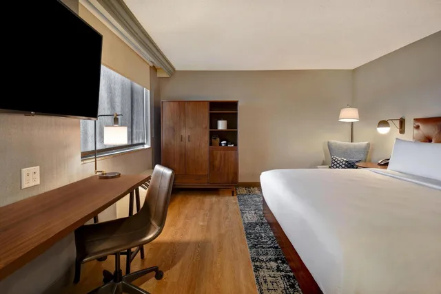 غرفة بسرير كينج بحوض استحمام لذوي الإعاقة، Four Points By Sheraton Boston Newton 3/10